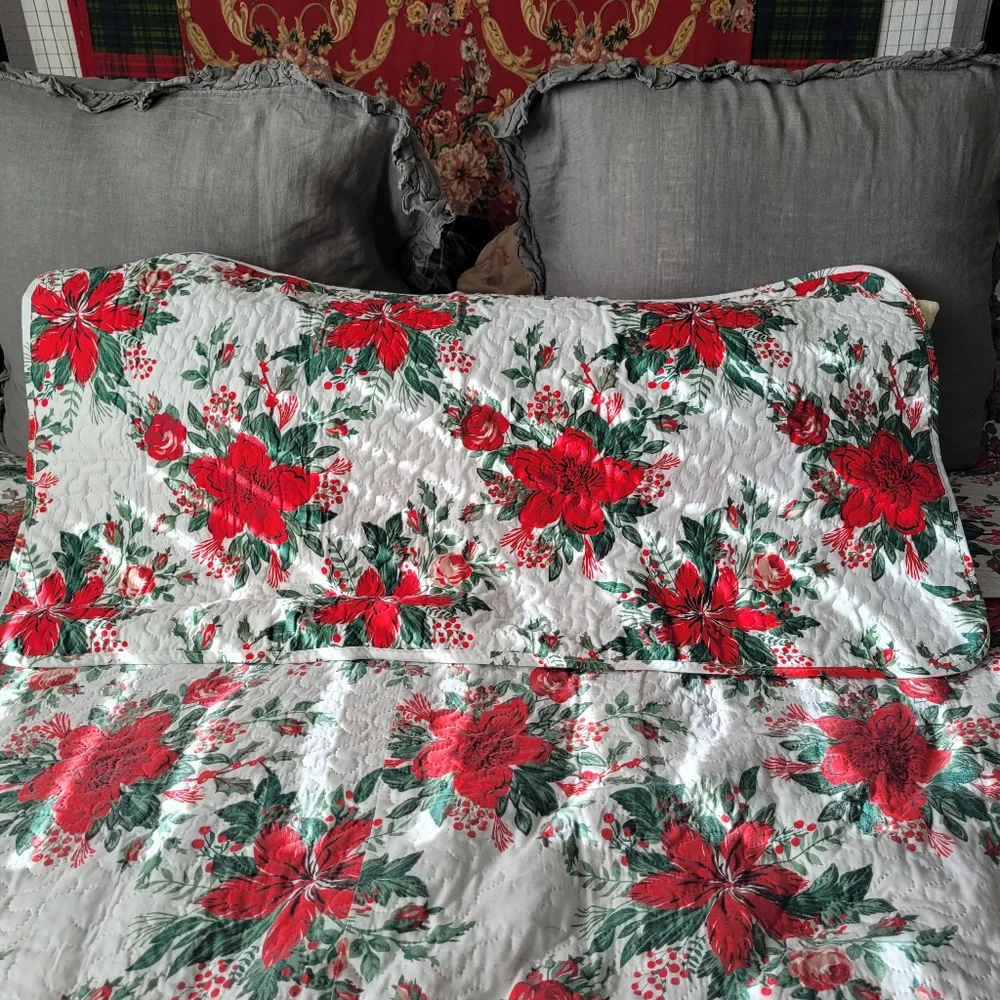 Reversible 3pc king/Queen comforter Poinsettias Holidays comforter set